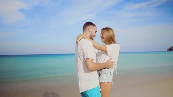 Hermosa Pareja Feliz Caminando Playa Arena Tropical Sobre Mar Fondo — Foto de Stock