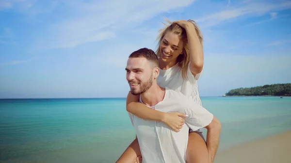 Hermosa Pareja Feliz Divirtiéndose Haciendo Cuestas Playa Arena Tropical Sobre — Foto de Stock