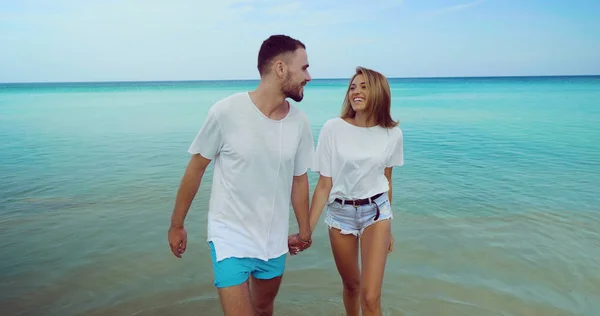 Hermosa Pareja Feliz Caminando Playa Arena Tropical Sobre Mar Fondo — Foto de Stock