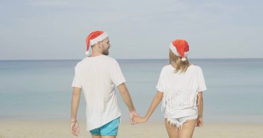 Noel güzel plajı kaç kış tatillerinde yaz güneşi tropikal seyahat hedef üzerinde seyahat tatil günlerinde aşık Noel Baba şapkası giyiyor