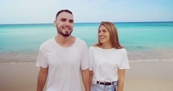 Hermosa Pareja Feliz Caminando Playa Arena Tropical Sobre Mar Fondo — Foto de Stock