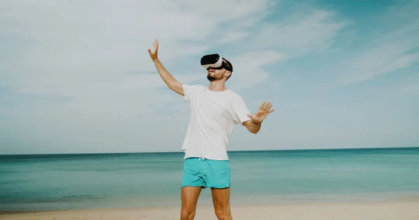 Young Man Using Virtual Reality Glasses Tropical Beach Beautiful Sea — Stock Photo, Image