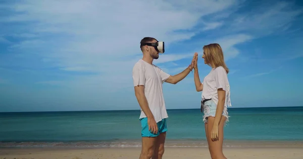 若い男が彼を会議仮想現実の眼鏡を使用して日付熱帯のビーチの美しい女性の美しい海と空の背景 — ストック写真