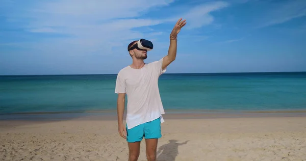 Mladý Muž Používající Virtuální Realita Brýle Tropické Pláži Krásné Moře — Stock fotografie