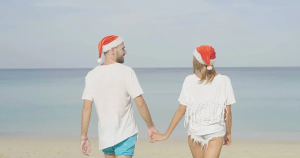 Noël Beau Couple Plage Portant Chapeau Père Noël Été Soleil — Photo