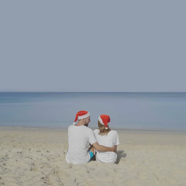 Kerst Strand Paar Kerstmuts Zomerzon Verliefd Reizen Vakantie Tropische Reisbestemming — Stockfoto