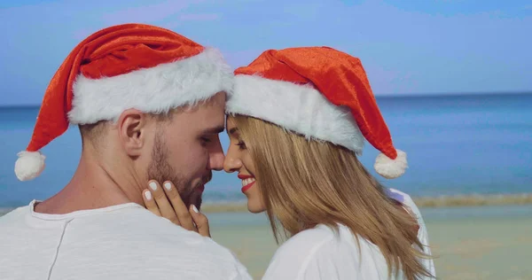 Para Piękny Plaża Boże Narodzenie Kapeluszu Santa Letnim Słońcu Miłości — Zdjęcie stockowe