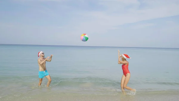 Weihnachten Schönes Strandpaar Mit Weihnachtsmütze Der Sommersonne Verliebt Den Urlaub — Stockfoto