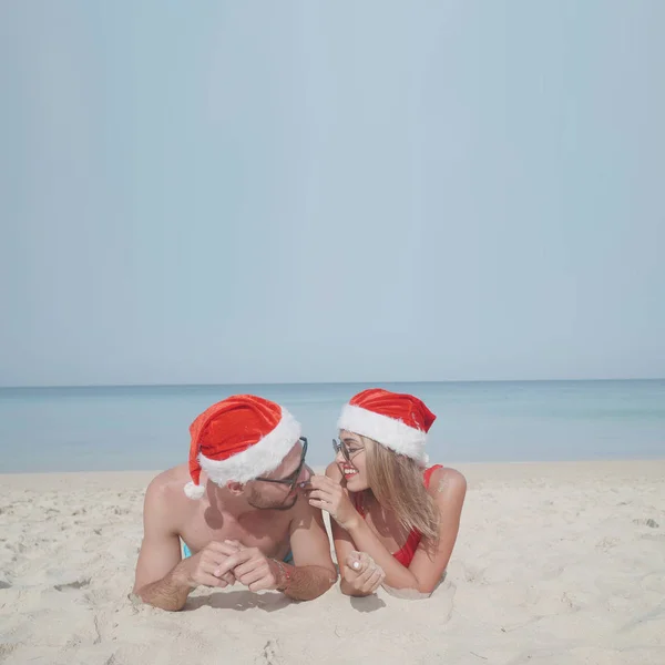 Kerst Strand Paar Kerstmuts Zomerzon Verliefd Reizen Vakantie Tropische Reisbestemming — Stockfoto