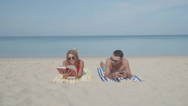 Szczęśliwa Para Relaksujący Tropikalnej Plaży Słoneczny Letni Dzień — Zdjęcie stockowe