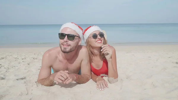 冬の休日の間に熱帯旅行目的地の旅行の祝日に恋夏太陽の下でサンタの帽子をかぶってクリスマス美しいビーチ カップル — ストック写真