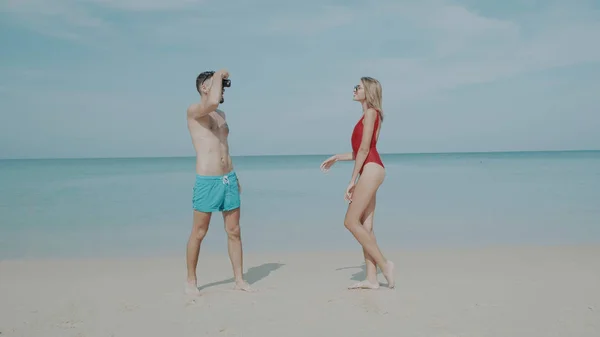 Junges Glückliches Paar Badebekleidung Das Spaß Beim Fotografieren Tropischen Strand — Stockfoto