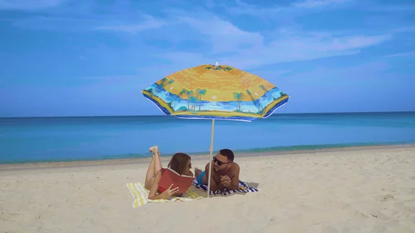 Couple Heureux Relaxant Sur Plage Tropicale Sable Pendant Journée Ensoleillée — Photo