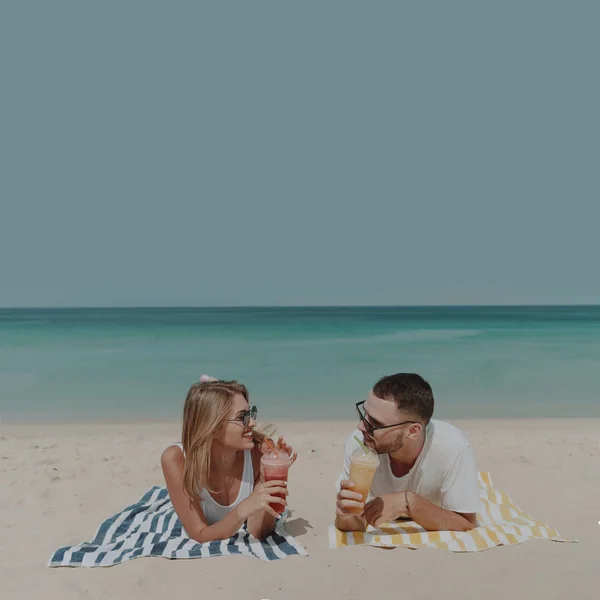 Joven Pareja Feliz Con Jugo Bebida Playa Tropical Durante Las — Foto de Stock