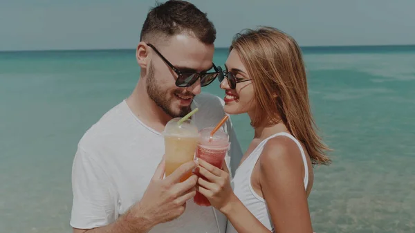 Joven Pareja Feliz Con Jugo Bebida Playa Tropical Durante Las — Foto de Stock