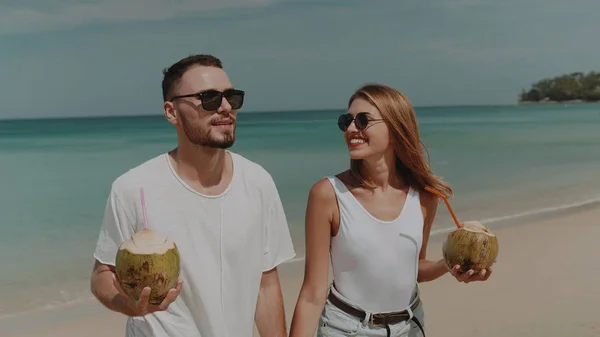 Joven Pareja Feliz Bebiendo Leche Coco Playa Tropical Durante Las — Foto de Stock