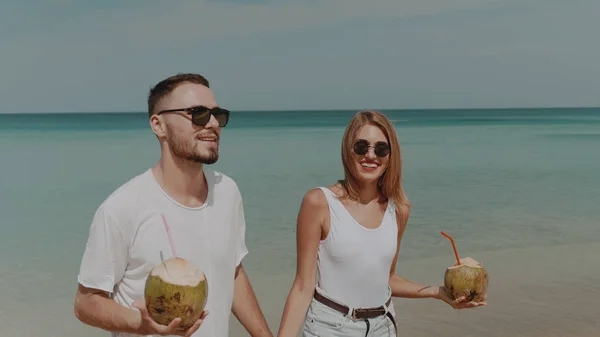 Joven Pareja Feliz Bebiendo Leche Coco Playa Tropical Durante Las — Foto de Stock