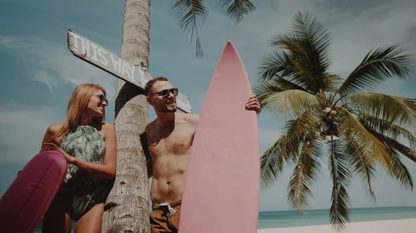 Joven Pareja Feliz Traje Baño Divirtiéndose Disfrutando Soleado Día Verano — Foto de Stock