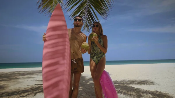 Unga Lyckliga Paret Badkläder Med Rosa Surfbräda Och Uppblåsbara Ring — Stockfoto