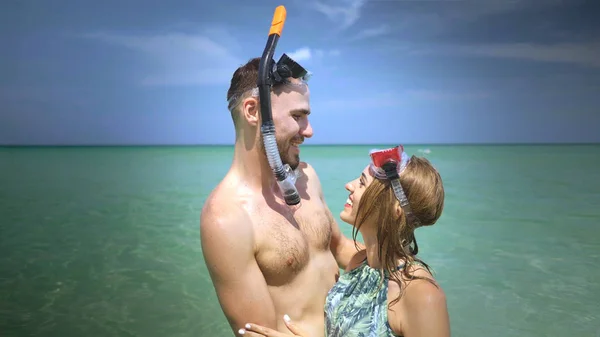 Joven Pareja Feliz Con Máscaras Snorkel Divirtiéndose Agua Mar Disfrutando —  Fotos de Stock