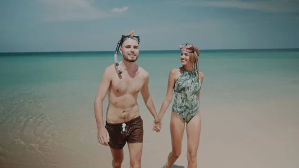 Junges Glückliches Paar Mit Schnorchelmasken Das Dem Meerwasser Entsteigt Und — Stockfoto