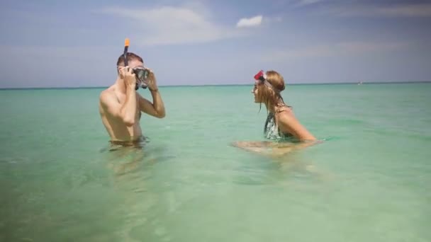 Joven Pareja Feliz Con Máscaras Snorkel Divirtiéndose Agua Mar Disfrutando — Vídeos de Stock