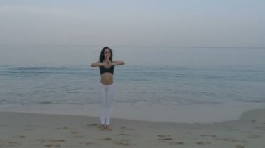 -Ağır çekimde video kum plajındaki sabah egzersiz güzel genç kızın havadan görünümü