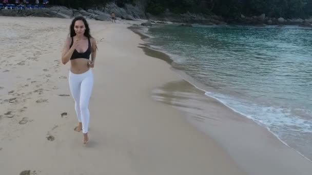 空中无人机视图美丽的年轻女孩慢跑早晨在沙滩上慢动作视频 — 图库视频影像