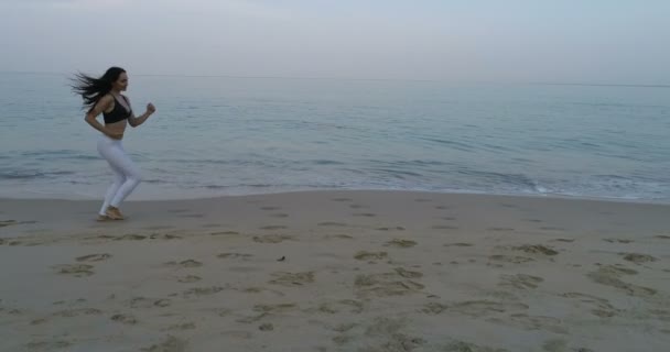Вид Воздушного Дрона Красивую Молодую Девушку Бегающую Утром Песчаному Пляжу — стоковое видео