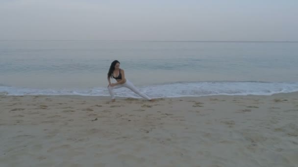 Ağır Çekimde Video Kum Plajındaki Sabah Egzersiz Güzel Genç Kızın — Stok video