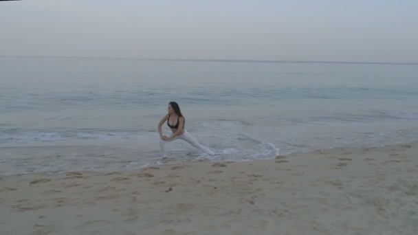 Вид Воздуха Красивую Девушку Занимающуюся Спортом Утром Песчаном Пляже Видео — стоковое видео