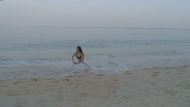 Vue Aérienne Belle Jeune Fille Faisant Exercice Matin Sur Plage — Video