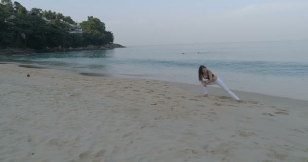 Vue Aérienne Belle Jeune Fille Faisant Exercice Matin Sur Plage — Video