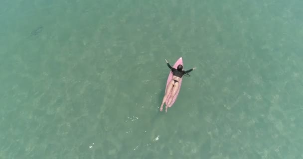 Вид Зверху Повітря Красивої Молодої Жінки Купальнику Сонцезахисних Окулярах Рожевим — стокове відео