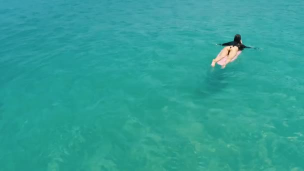 수영복과 선글라스 놀라운 슬로우 모션에서 비디오에서 그녀의 즐기고 여자의 평면도 — 비디오