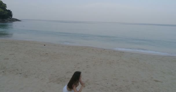 Vue Aérienne Belle Jeune Fille Faisant Exercice Matin Sur Plage — Video