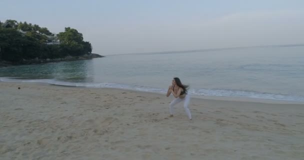 Vista Aérea Hermosa Niña Haciendo Ejercicio Por Mañana Playa Arena — Vídeos de Stock