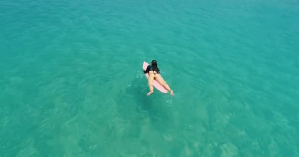 Luftaufnahme Der Schönen Jungen Frau Badeanzug Und Sonnenbrille Mit Rosa — Stockvideo