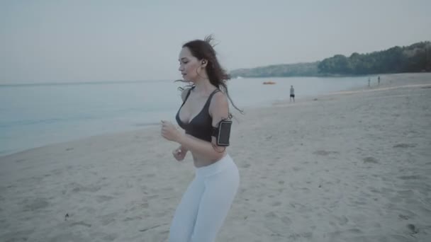 Bella Ragazza Che Jogging Sulla Spiaggia Sabbia Bella Ragazza Che — Video Stock