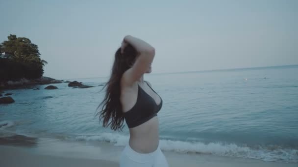 ジョギング 美しい砂浜のビーチに美しい女の子若い女の子の砂浜 スローモーションのビデオで朝のジョギング — ストック動画