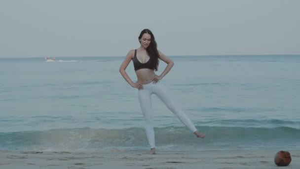 美しい砂浜のビーチに美しい少女少女の砂浜のビーチで 朝の運動 — ストック動画