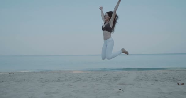 Vacker Flicka Utövar Sandstranden Vackra Unga Glad Tjej Hoppning Efter — Stockvideo