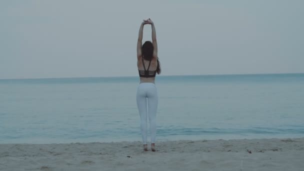 Красива Дівчина Займається Фізичними Вправами Піщаному Пляжі Красива Молода Дівчина — стокове відео