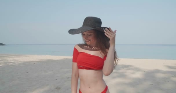 Schöne Mädchen Tropischen Strand Schöne Mädchen Bikini Und Hut Entspannen — Stockvideo