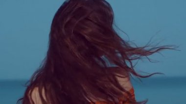 Tropik sahilde güzel kız / bikini güzel kız portre portre rahatlatıcı güneşte yaz tatili sırasında tropikal plaj - ağır çekim video