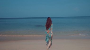 Tropik sahilde güzel kız / güzel kız bikini ve renkli plaj kapağı - ağır çekimde video tropik sahilde güneşte yaz tatili sırasında rahatlatıcı kadar
