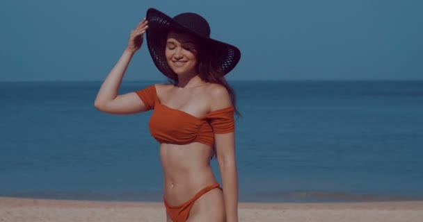 美丽的女孩在热带海滩 美丽的女孩在比基尼和帽子在阳光下放松在热带海滩夏季假期 视频慢动作 — 图库视频影像