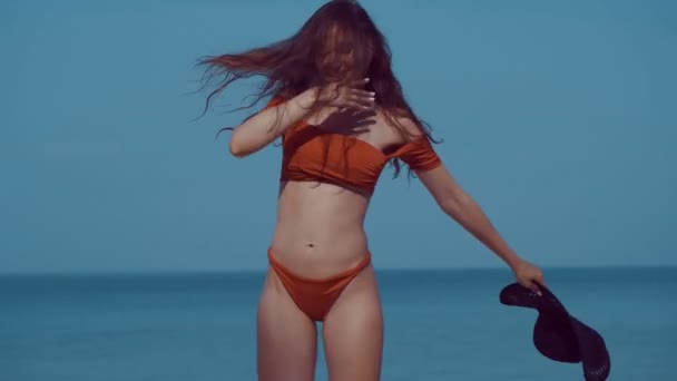 美少女 美しい熱帯のビーチでビキニや熱帯ビーチ スローモーションでビデオの夏の休暇中に太陽の下でリラックスした帽子の女の子 — ストック動画