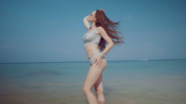 美丽的女孩在热带海滩 美丽的女孩在比基尼和太阳镜在夏季假期放松的热带海滩 视频慢动作 — 图库视频影像