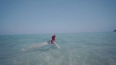 Güzel genç kız şnorkel maskesi yaz tatilinde / güzel yaz günü onu plaj tropikal tatil - ağır çekimde video güneşli genç kadının mayo deniz suda eğlenmek şnorkel maskesi